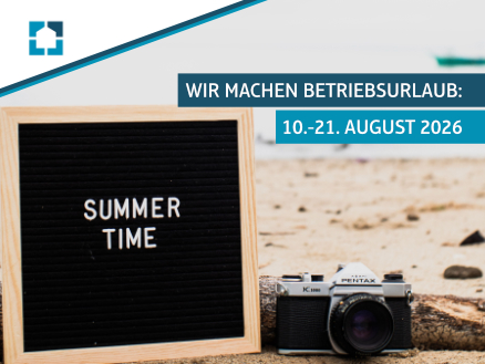 Schief stehendes schwarzes Buchstabentafel mit weißer Aufschrift 'SUMMER TIME' neben einer Kamera auf sandigem Untergrund und Textbanner mit 'WIR MACHEN BETRIEBSURLAUB: 10.-21. AUGUST 2026'